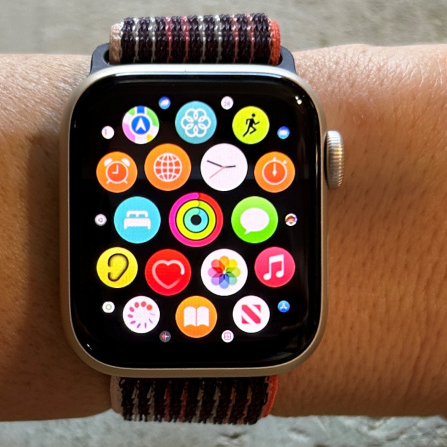 Apple Watch SE review, Tech gadgets and accessories, Wireless charging solutions, Apple ecosystem benefits